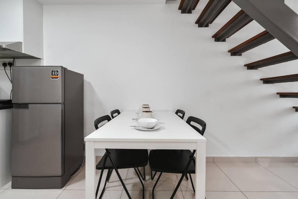 Pinnacle Pj-ps4-netflix-klcc View-5pax Apartment Petaling Jaya
